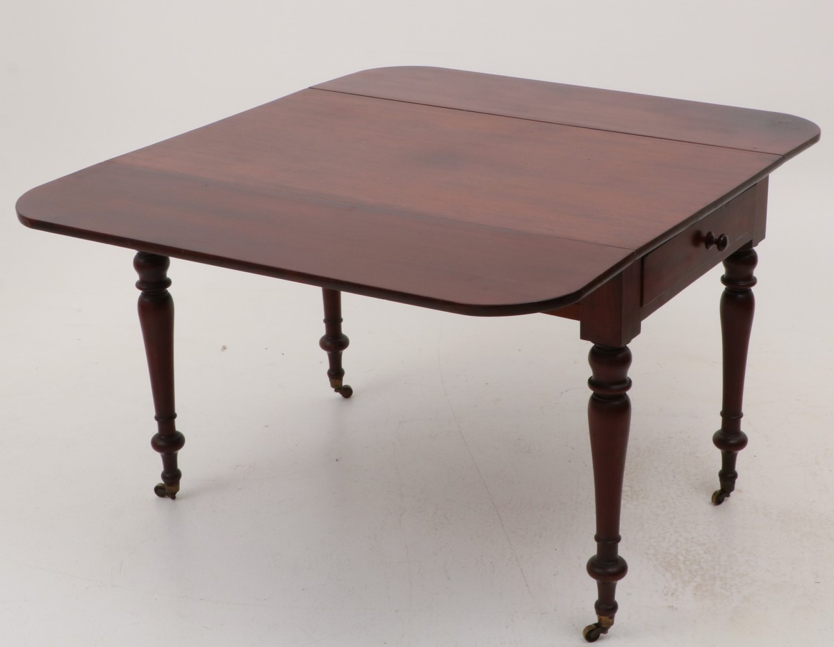 Een hangoortafel, Engeland, 2e helft 19e eeuw.