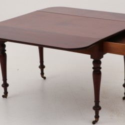 Een hangoortafel, Engeland, 2e helft 19e eeuw.