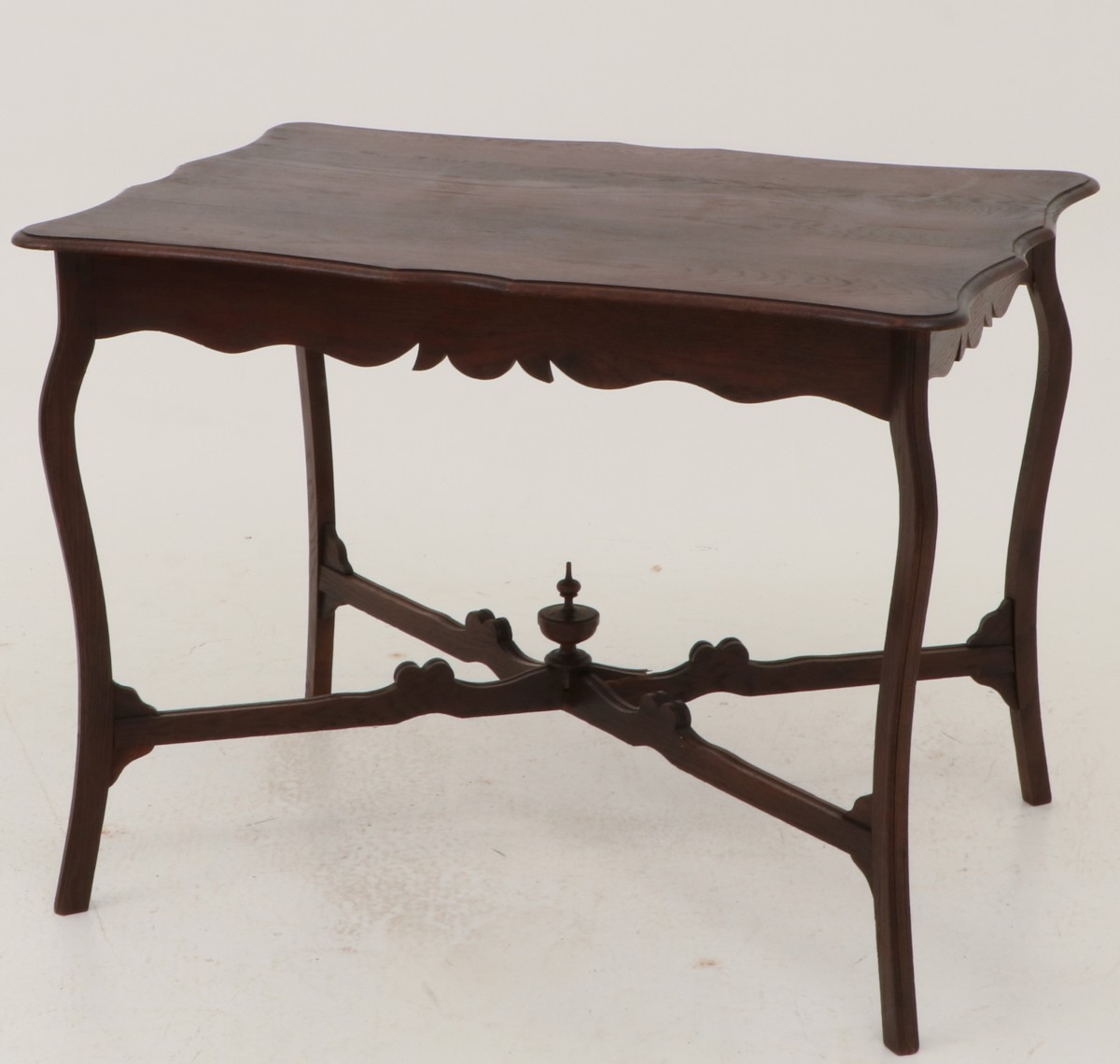 Een eikenhouten vierkante tafel, Holland, 1e helft 20e eeuw.