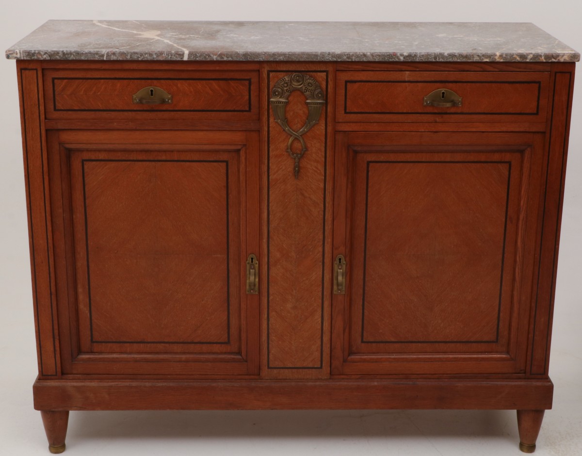 Een houten dressoir, Holland, 20e eeuw.