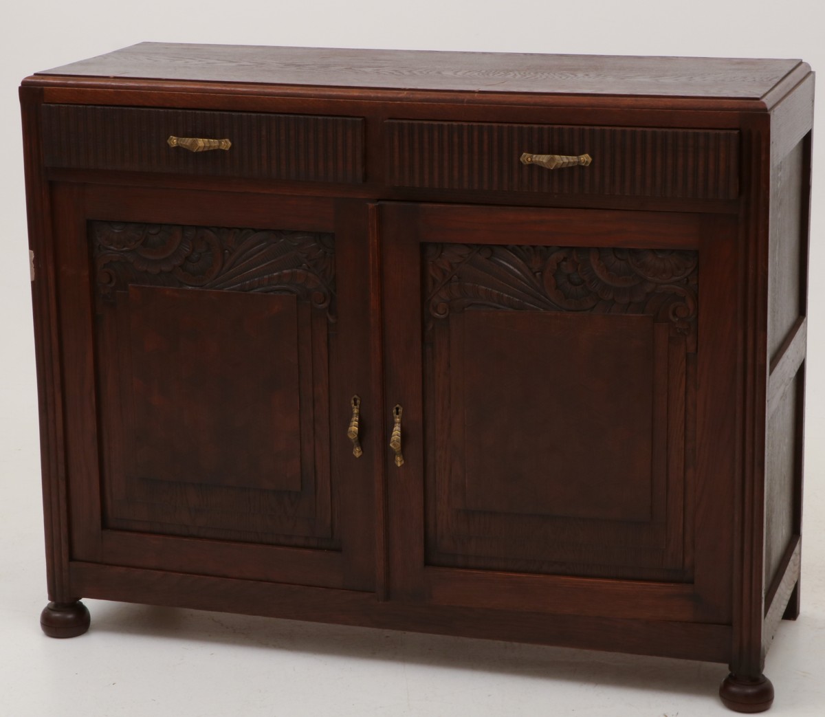 Een eikenhouten dressoir, Holland, 20e eeuw.