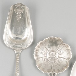 4-delig lot suikerschepjes en theeduimen zilver.