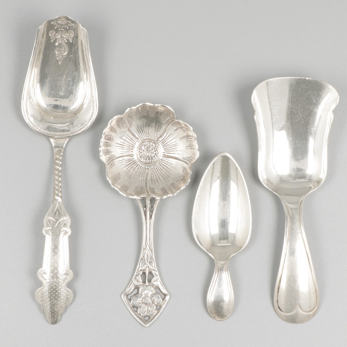 4-delig lot suikerschepjes en theeduimen zilver.