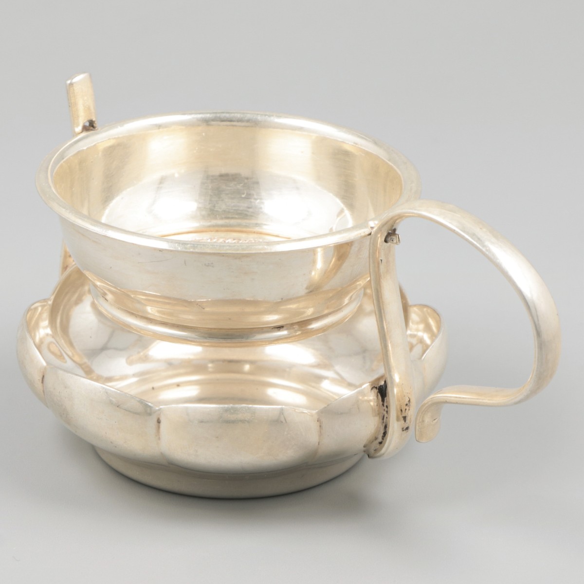 Theezeef met scharnierende lekbak zilver.
