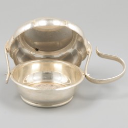 Theezeef met scharnierende lekbak zilver.