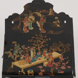 Een lot divers bestaande uit twee gemberpotten en een brievenhouder. China, 1e helft 20e eeuw.