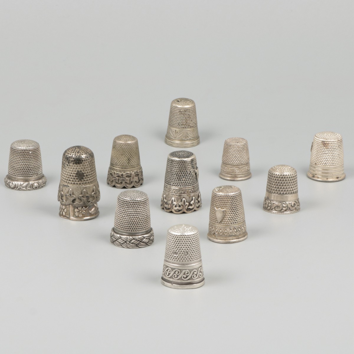12-delig lot vingerhoedjes zilver.