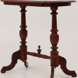 Een bijzettafel, Holland, 1e helft 20e eeuw.