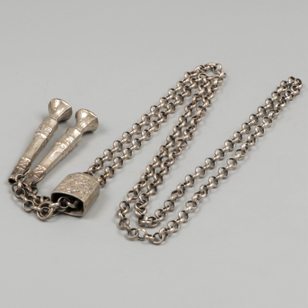 Jasseron ketting met breipendoppen zilver.