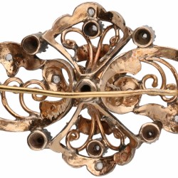 Open gewerkte rosegouden / zilveren broche, met diamant en cultivé parel - 18 kt. en 835/1000.