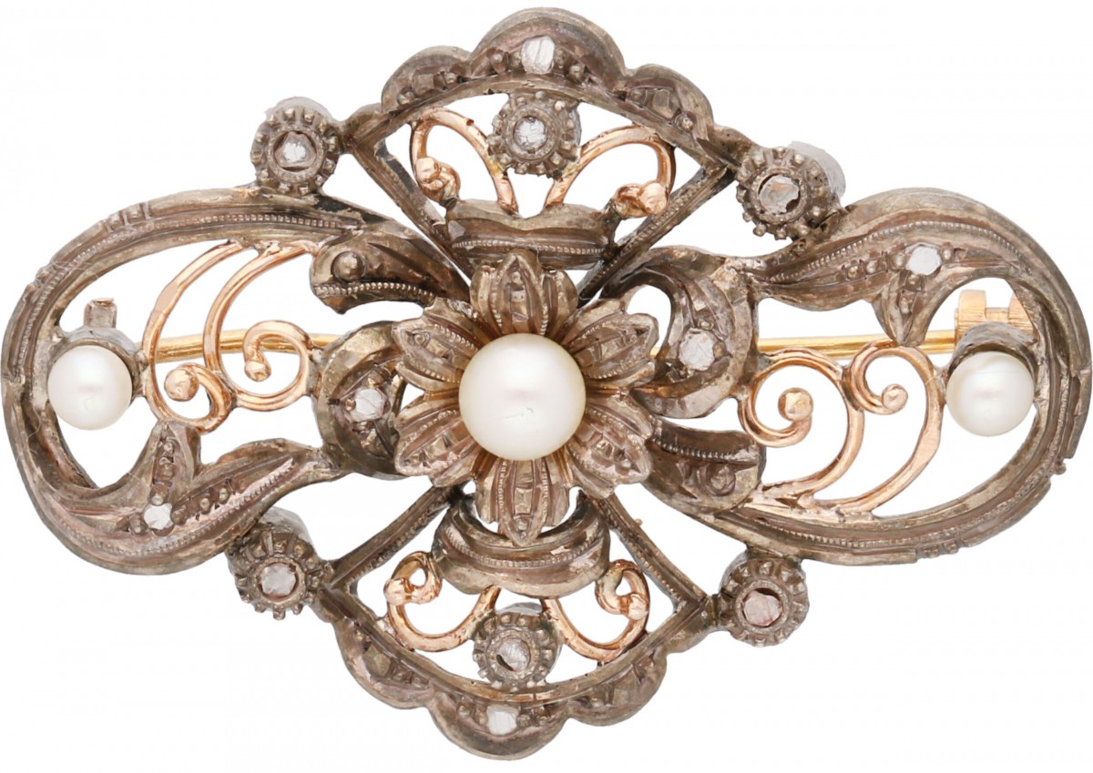 Open gewerkte rosegouden / zilveren broche, met diamant en cultivé parel - 18 kt. en 835/1000.