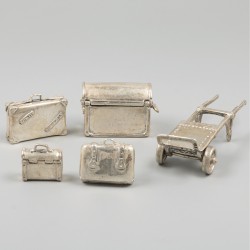 Miniatuur trolley met koffers zilver.