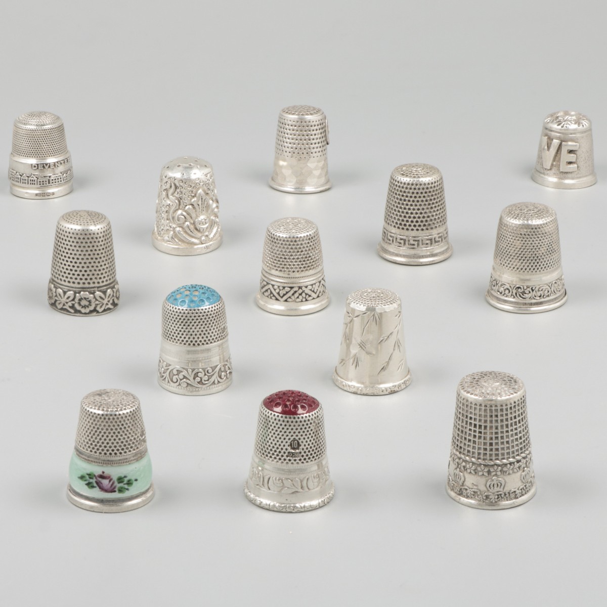 13-delig lot vingerhoedjes zilver.