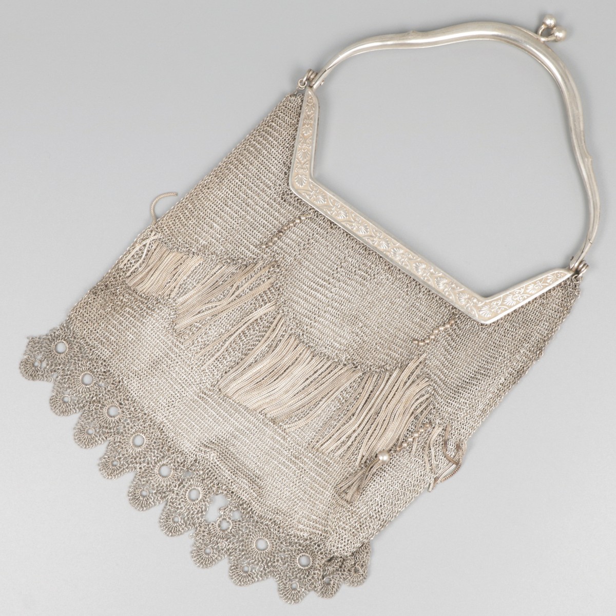 Beugeltas zilver.