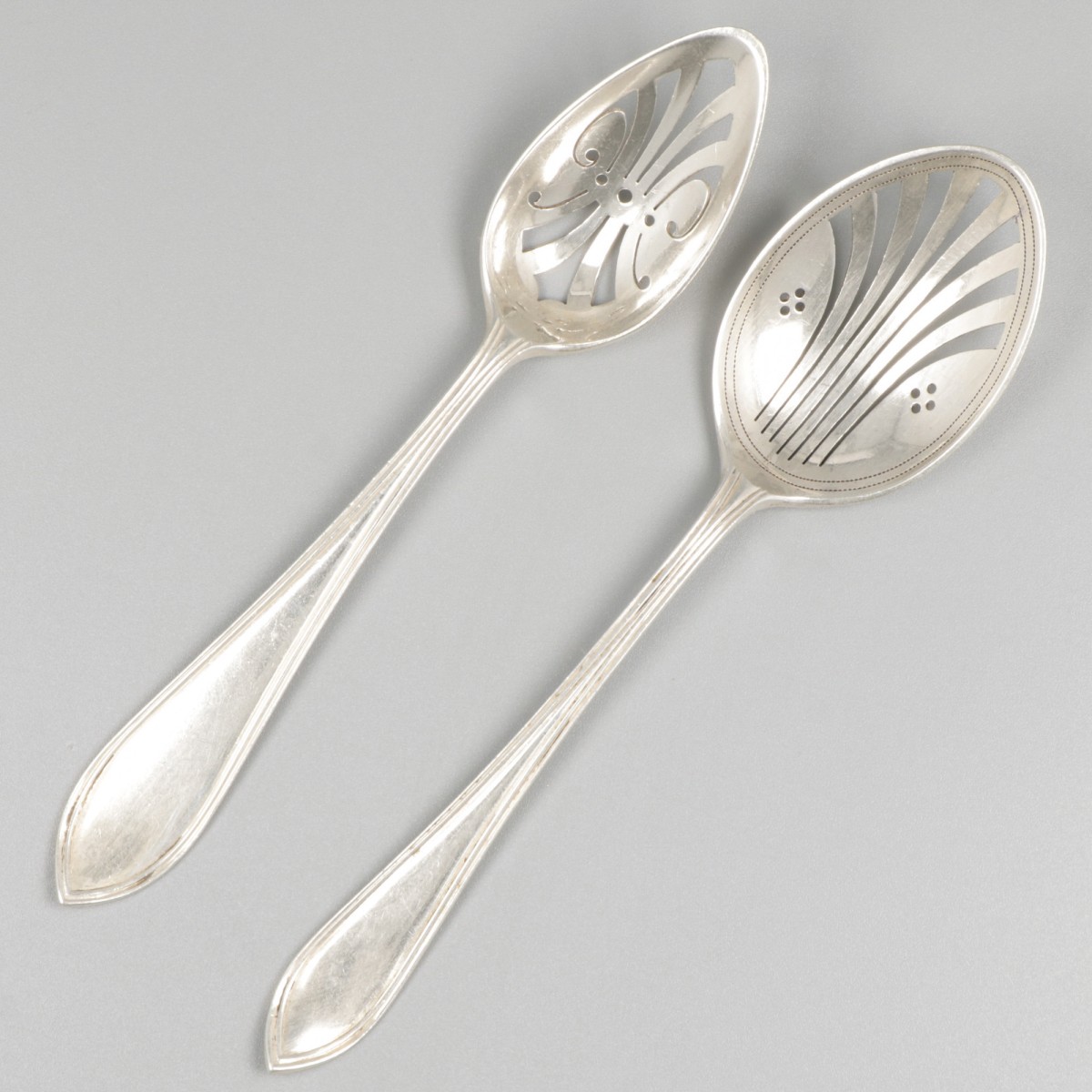 2-delig lot olijvenscheppen zilver.
