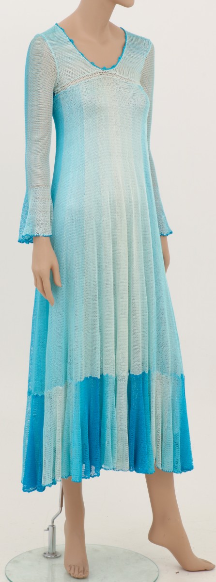 Een Design gehaakte jurk van ann salens. 1960-1970.