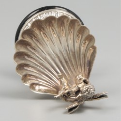 Zoutkelder met lepeltje zilver.