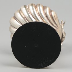 Zoutkelder met lepeltje zilver.