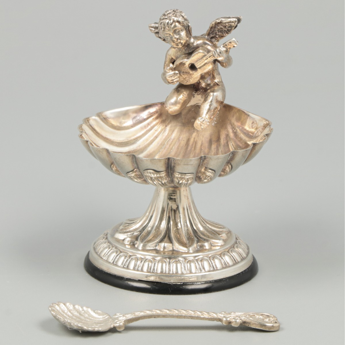 Zoutkelder met lepeltje zilver.
