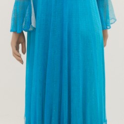 Een Design gehaakte jurk van ann salens. 1960-1970.