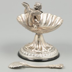 Zoutkelder met lepeltje zilver.