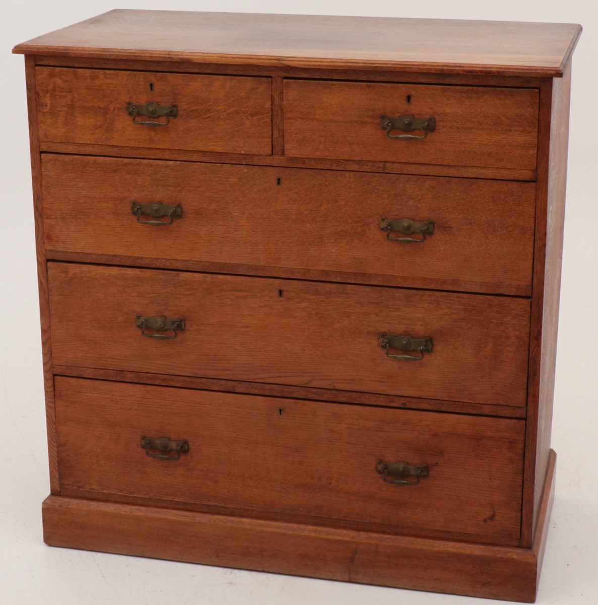 Een eikenhouten ladenkast, Engels, ca. 1900.