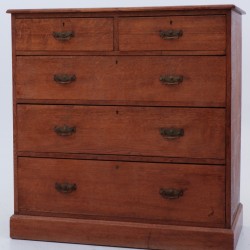 Een eikenhouten ladenkast, Engels, ca. 1900.