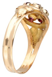 Vintage 14 kt. geelgouden ring bezet met opaal en rode kleurstenen.