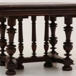Een mahoniehouten eettafel, Engeland, laatste kwart 19e eeuw.
