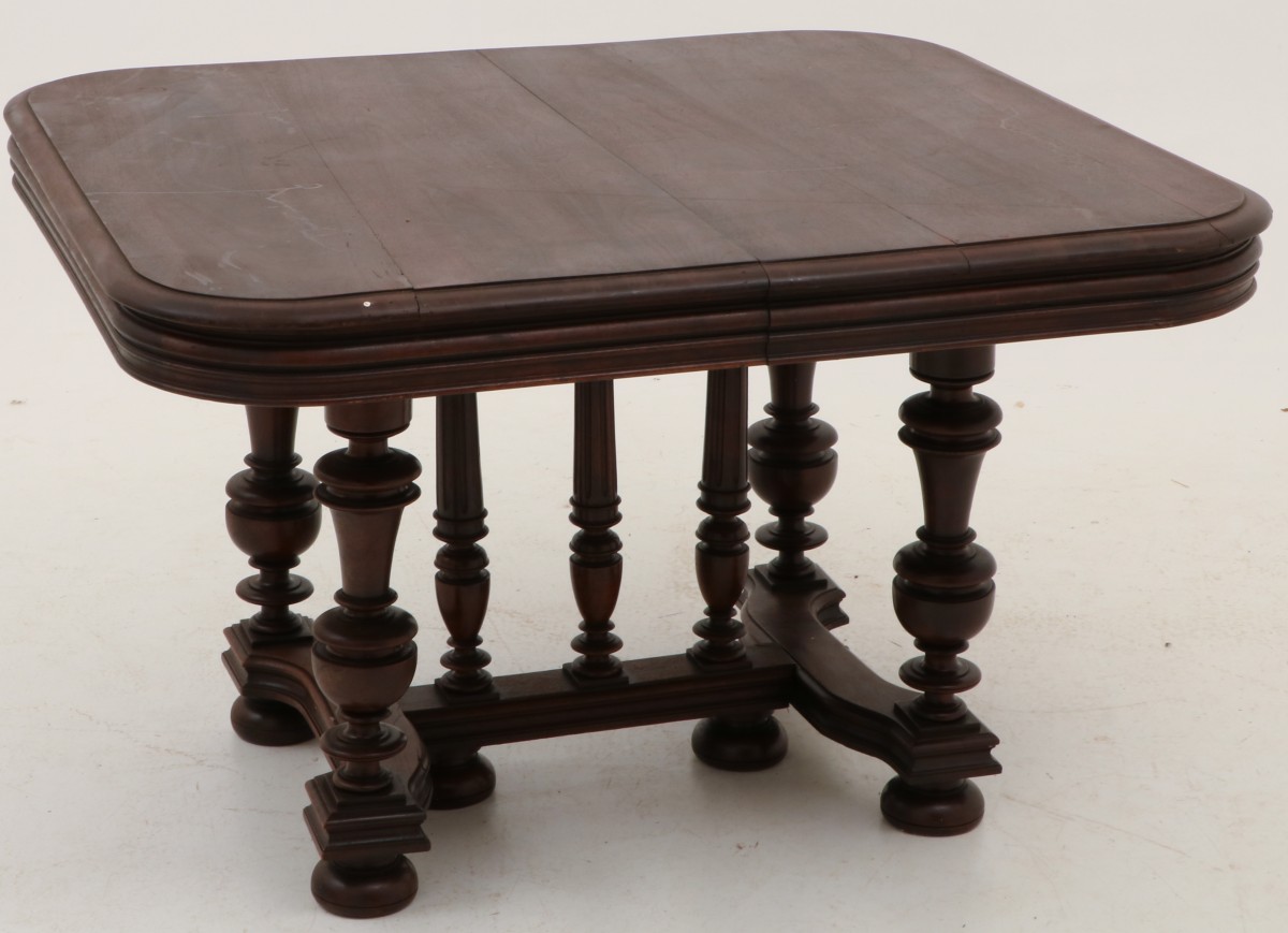 Een mahoniehouten eettafel, Engeland, laatste kwart 19e eeuw.