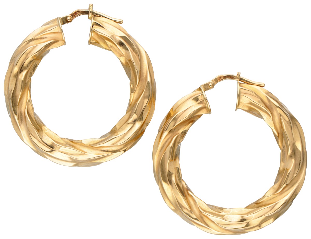 18 kt. Geelgouden creol oorbellen met getordeerde vormgeving.