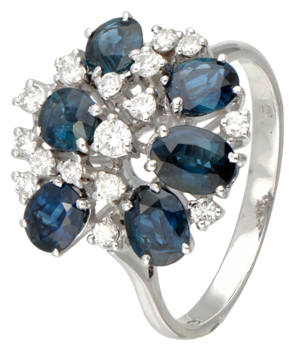 18 kt. Witgouden ring bezet met ca. 2.70 ct. natuurlijke saffier en ca. 0.33 ct. diamant.