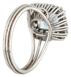 Pt 900 Platina entourage ring bezet met ca. 2.31 ct. aquamarijn en ca. 0.72 ct. diamant.