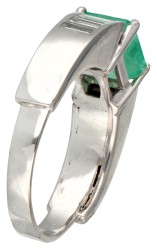 14 kt. Witgouden ring bezet met ca. 2.45 ct. natuurlijke smaragd en ca. 0.66 ct. diamant.