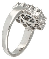 14 kt. Witgouden entourage ring bezet met ca. 1.48 ct. natuurlijke saffier en ca. 0.50 ct. diamant.