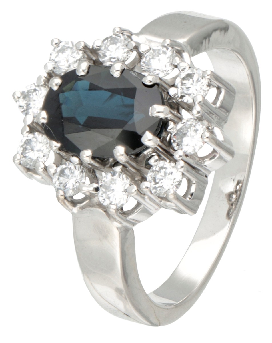 14 kt. Witgouden entourage ring bezet met ca. 1.48 ct. natuurlijke saffier en ca. 0.50 ct. diamant.