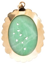 Vintage 14K geelgouden hanger bezet met groene steen met gesneden florale details.