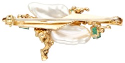 Vintage 14 kt. geelgouden broche bezet met ca. 0.62 ct. natuurlijke smaragd en een zoetwater baroque parel.