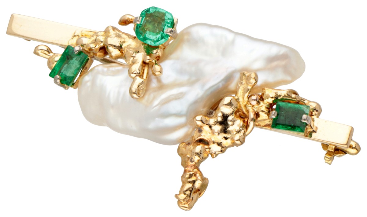 Vintage 14 kt. geelgouden broche bezet met ca. 0.62 ct. natuurlijke smaragd en een zoetwater baroque parel.