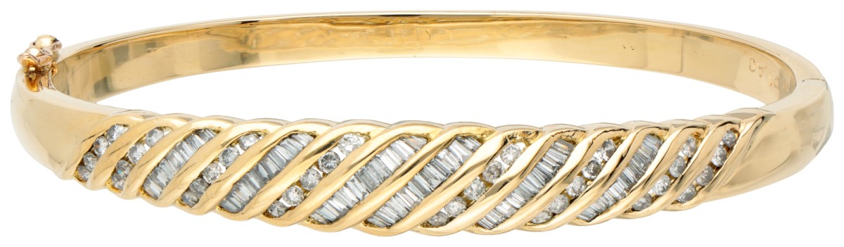 18 kt. Geelgouden bangle armband bezet met ca. 1.07 ct. diamant.