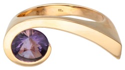 18 kt. Geelgouden design ring bezet met ca. 2.27 ct. amethist.