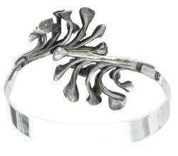 Sterling zilveren bangle armband met rendiermosmotief door Hannu Ikonen voor Valo-Koru Oy.
