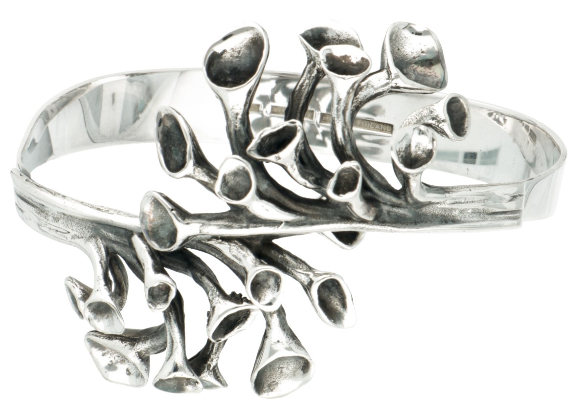 Sterling zilveren bangle armband met rendiermosmotief door Hannu Ikonen voor Valo-Koru Oy.