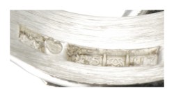 Sterling zilveren ring met rendiermosmotief door Hannu Ikonen voor Valo-Koru Oy.