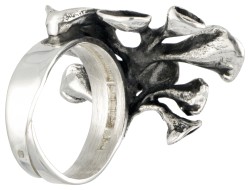 Sterling zilveren ring met rendiermosmotief door Hannu Ikonen voor Valo-Koru Oy.