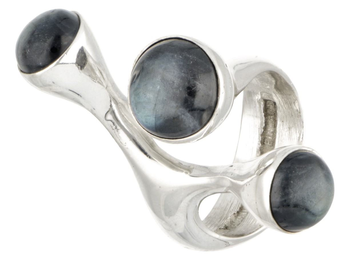 Sterling zilveren Finse design ring bezet met labradoriet door Valo-Koru Oy.