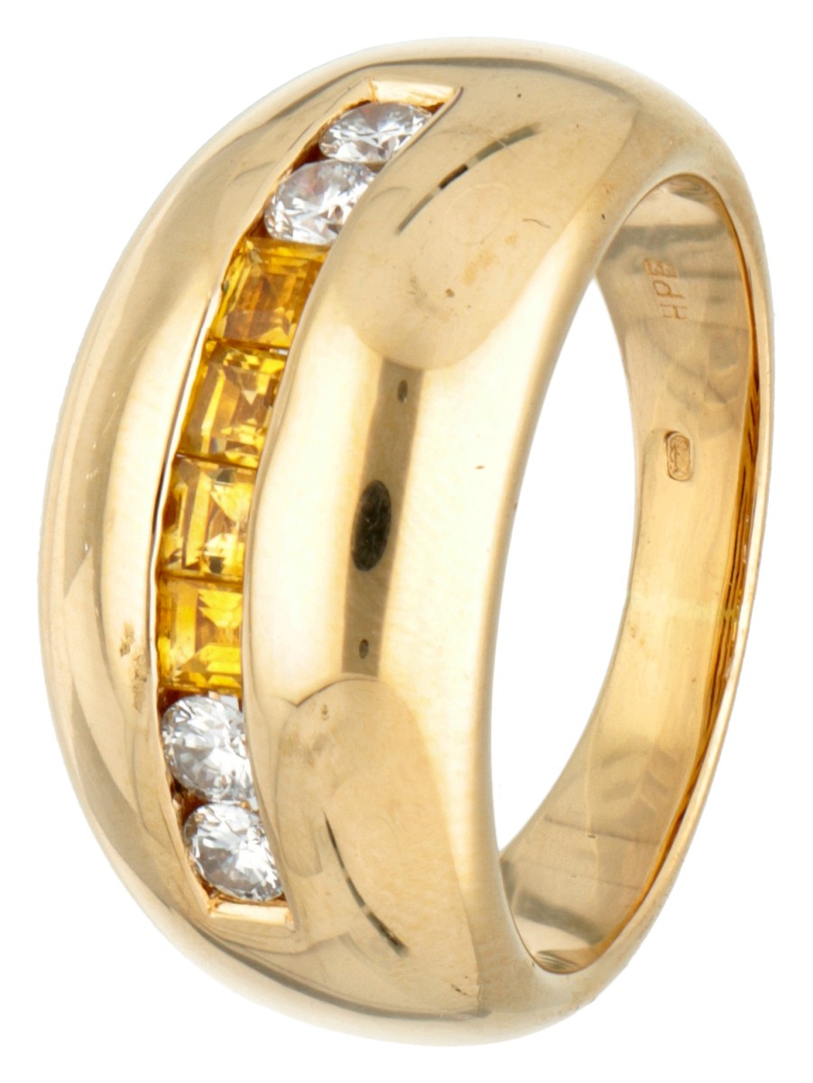 18 kt. Geelgouden ring bezet met ca. 0.24 ct. diamant en ca. 0.20 ct. natuurlijke gele saffier.