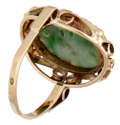 Vintage 14 kt. geelgouden ring bezet met gesneden jade met florale details.