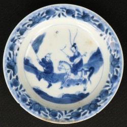 Een lot van (4) Porseleinen schoteltjes met ruiter en lansier decoratie. China, Kangxi.