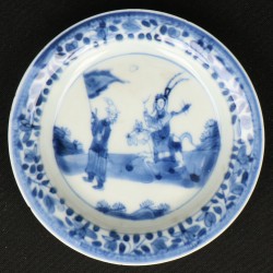 Een lot van (4) Porseleinen schoteltjes met ruiter en lansier decoratie. China, Kangxi.